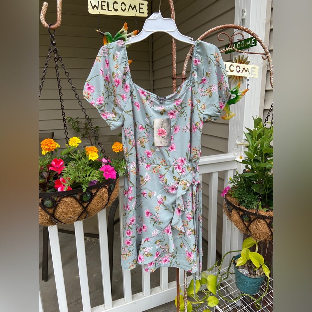 NWT Lily Rose Sz-L Beautiful, Unique, Great Design-Square Neck or Cold Shoulder